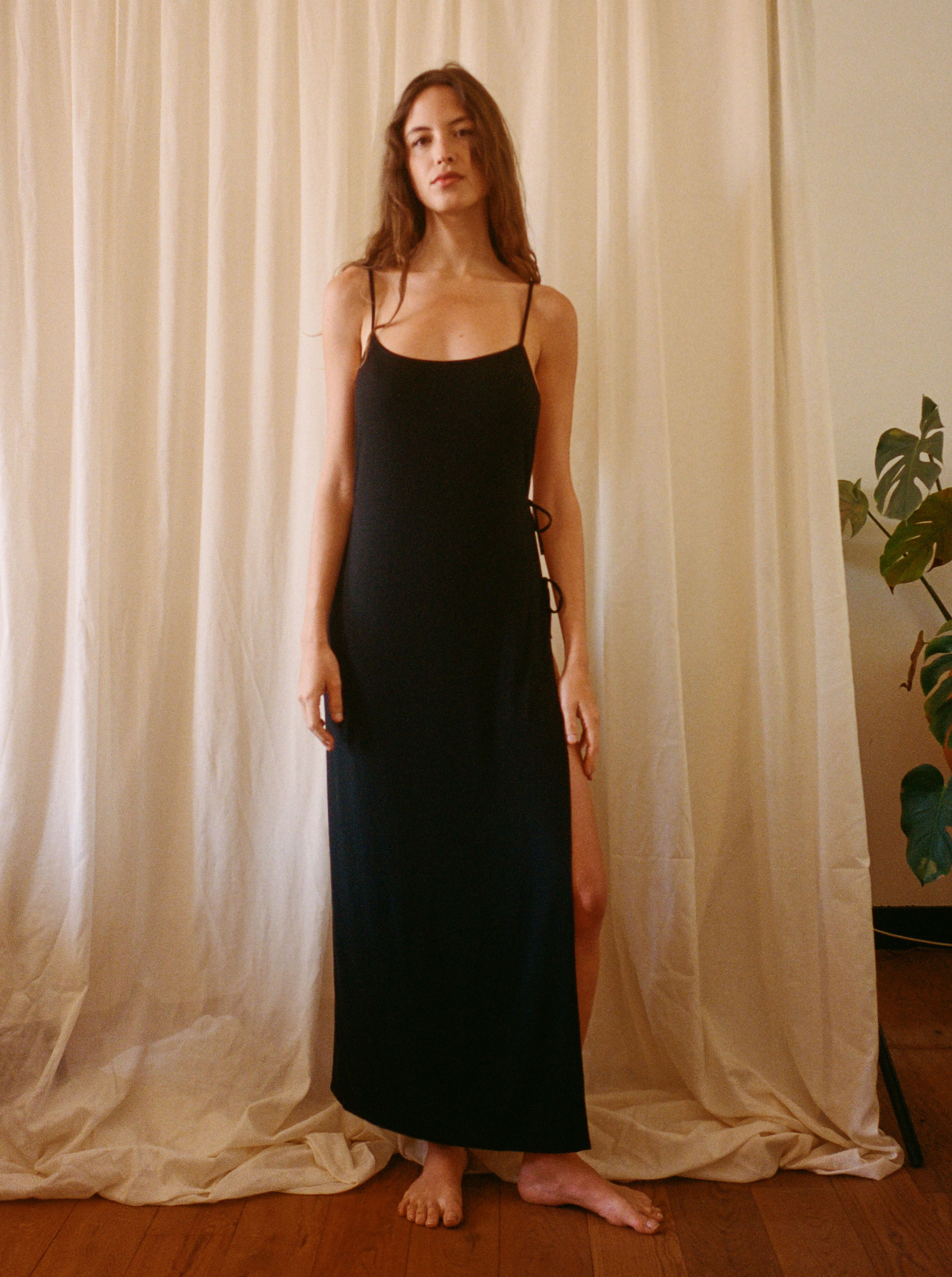 Robe One Side Black Echancrée